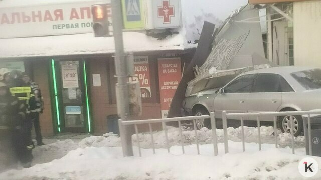 Появилось видео ДТП в Гурьевске, где Audi припечатал 42-летнюю женщину к стене аптеки 