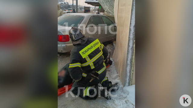 В минздраве сообщили о состоянии 42-летней женщины, оказавшейся зажатой между Audi и стеной аптеки в Гурьевске  