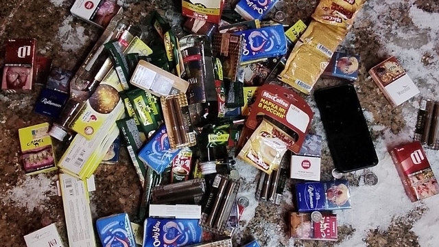 В Калининграде воры разбили витрину, разжились сигаретами и потеряли часть украденного во время бегства (фото)  