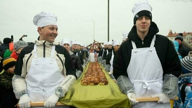 Выходные на любой вкус: гигантский пирог, детский хор и женский волейбол