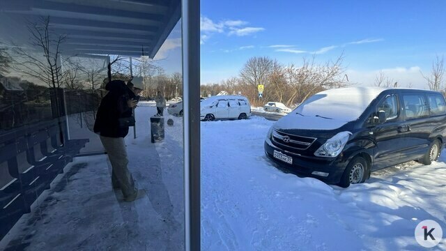 «За что мы платим при въезде на косу?»: калининградцы рассказали о сугробах на остановках и нечищеных дорогах