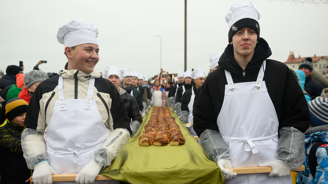 Выходные на любой вкус: гигантский пирог, детский хор и женский волейбол