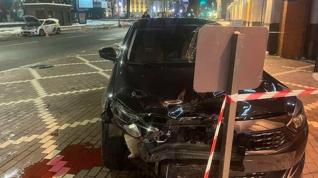 На Гвардейском проспекте две легковушки не поделили дорогу, одного из водителей увезли в больницу