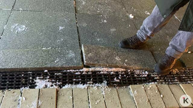 «Собянина на них нет»: московские туристы едва не переломали ноги, спотыкаясь об остатки плитки на площади Победы (фото)