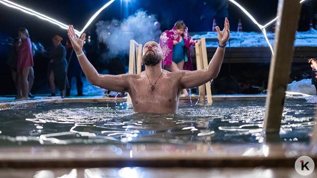 Лёд, прорубь и смельчаки: как прошли крещенские купания в Калининградской области (фоторепортаж)