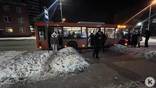 В Калининграде пассажирам приходится выходить в сугробы (фото) 
