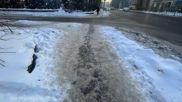 В центре Калининграда люди падают на ледяной горке, появившейся по вине коммунальщиков и дорожников (видео)
