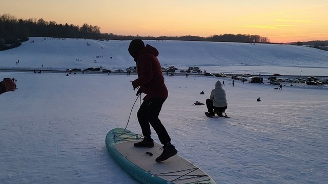 «И на байдарках можем!»: калининградцы прокатились на сапе с крутой снежной горки (видео)  