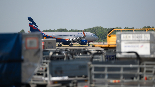Если самолет задержат на полчаса, можно требовать деньги назад
