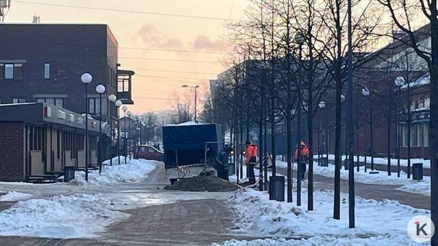 На улице Баранова в Калининграде из-за утечки вскрыли пешеходную зону (фото)