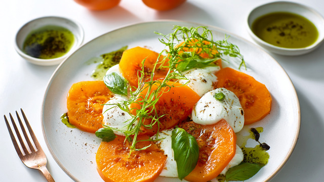 Казалось бы, при чём здесь хурма: Ольга Бузова рассказала, каким капрезе удивляет гостей