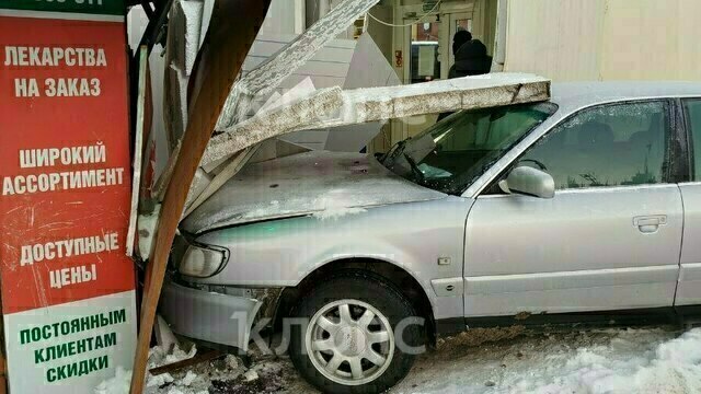 «Такая же авария была в декабре»: владелец аптеки в Гурьевске, куда влетел Audi, считает перекрёсток опасным  