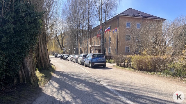 В Пионерском водителей штрафуют с помощью скрытой камеры, не замечая хаос у мэрии