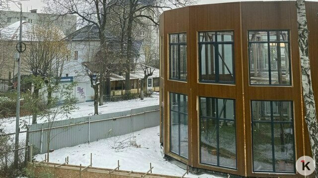 В Пионерском жителей возмутила «убогая будка» в центре, которую продают ещё до открытия 