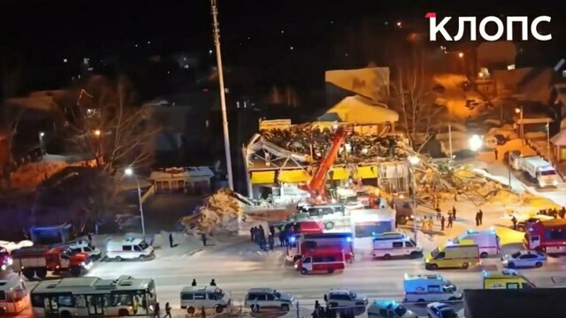 Продавца не довезли, женщину забирали в скорую с ковша: очевидцы рассказали об обрушении ТЦ в Новосибирске (видео)