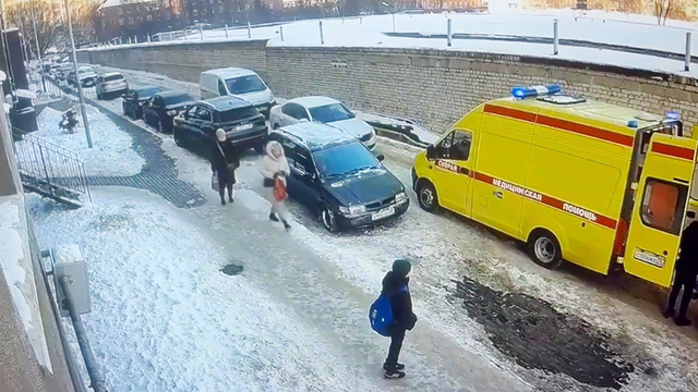 Калининградка сломала ногу в двух местах, упав в нечищеном дворе, даже скорая подъехала по льду с трудом (видео)  
