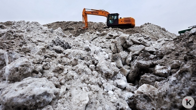 «Да, горнолыжный курорт»: в «Чистоте» показали четырёхэтажную снежную гору, которая будет таять до лета (фото)