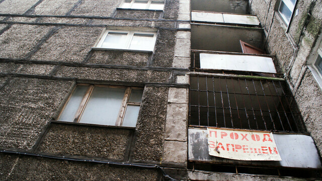 В Калининграде изрезанный ножом парень выпал из окна девятиэтажки и говорил, что его преследуют