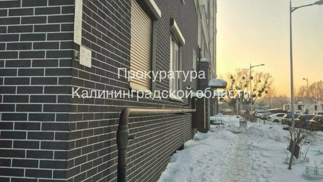 Поскользнулась во дворе: в Калининграде школьница получила тяжёлую травму