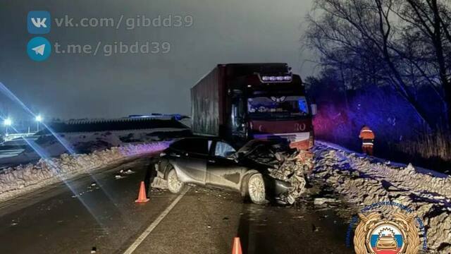 Под Калининградом легковушка столкнулась с фурой, один из водителей скончался