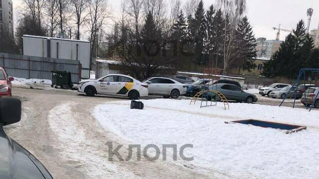 В Калининграде бесхозная сумка доставки всполошила жильцов высотки на Моспроспекте, в «112» звонил школьник (фото)