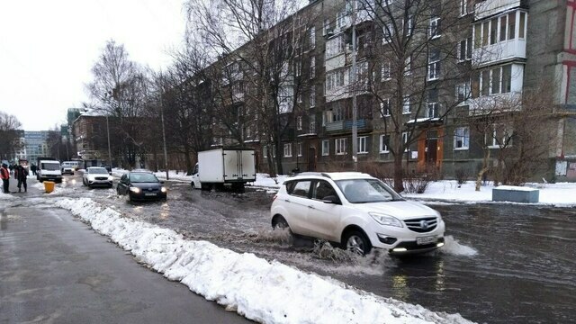 Из-за утечки на Портовой в Калининграде подтопило проезжую часть