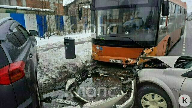 В Калининграде водителя легковушки зажало в машине после столкновения с автобусом (фото)  