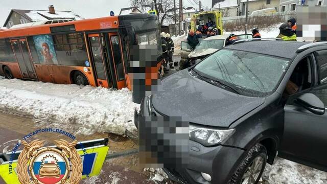 Жертвы гололёда: за сутки в Калининграде произошло две массовых аварии