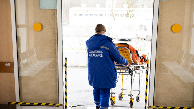 В Калининграде прохожие помогли мужчине, потерявшему сознание на остановке  