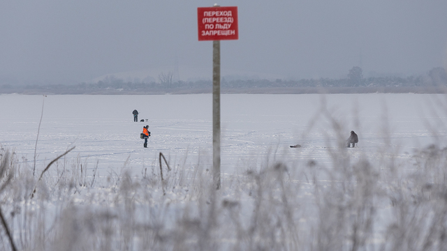 Замёрзли и перепугались: в Калининграде троих школьников пришлось снимать со льда озера  