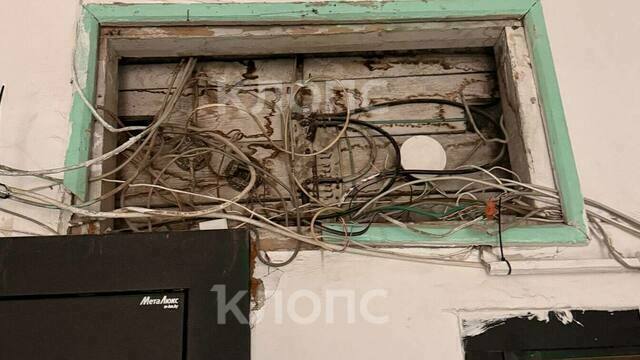 Подъезд жилого дома в центре Калининграда опутала жуткая паутина из опасно свисающих проводов (фото) 