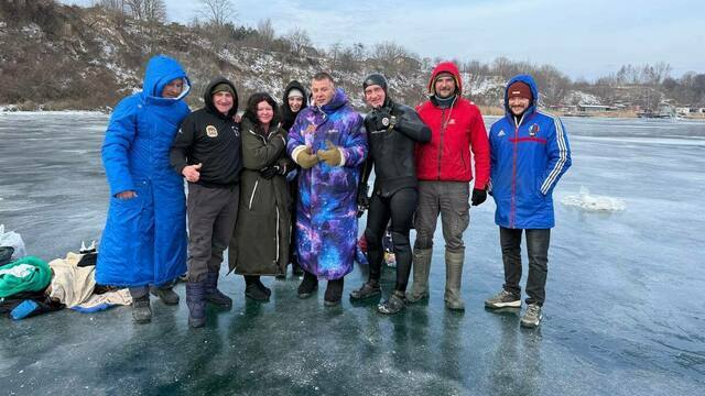 В плавках и купальниках: калининградские дайверы и моржи впервые за сезон испытали себя в подлёдном плавании (видео)