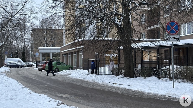 «Вчера не трогали, а сегодня — штрафстоянка»: в центре Калининграда стали эвакуировать авто с народной парковки