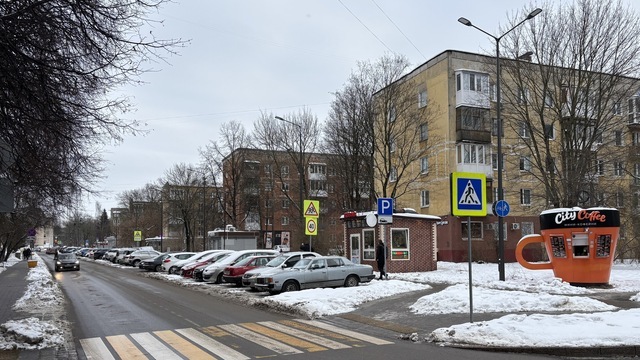 В калининградской пятиэтажке нашли тела двух молодых мужчин, третьего увезли в больницу 