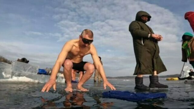Уникальный заплыв подо льдом Синявинского озера: смельчаки нырнули без гидрокостюмов и аквалангов (видео)