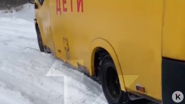 На калининградской трассе из-за гололёда застряли школьный автобус и легковушка (видео)