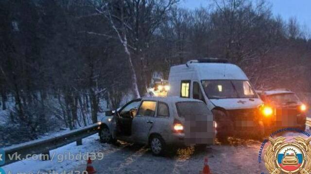В ДТП со скорой и двумя легковушками под Зеленоградском пострадали трое, включая фельдшера  