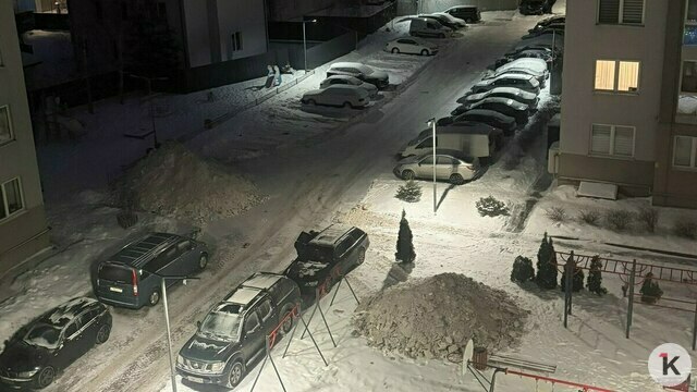 В одном из дворов Калининграда снег сгребли на детскую площадку и парковку (фото)