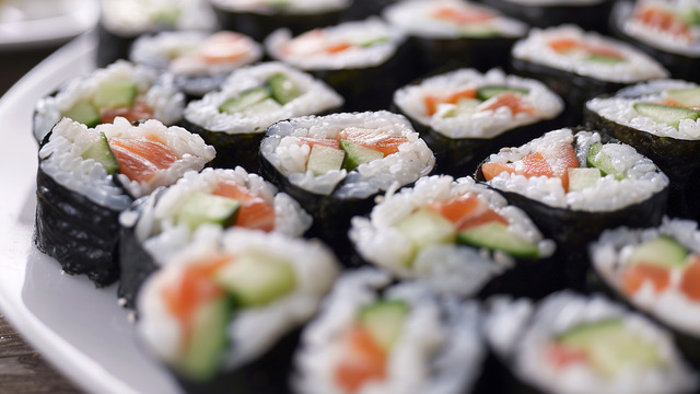 Роллы без циновки: простой способ приготовить дома японскую классику