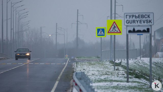«Чуть не сбила машина»: в посёлке под Калининградом забор у частного дома закрыл видимость
