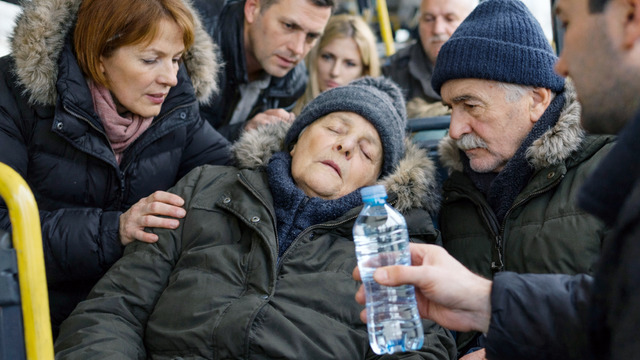 Всё время держала за руку: пожилая калининградка начала терять сознание в автобусе 