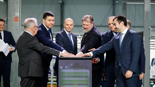 Губернатор Беспрозванных и министр Алиханов запустили в Калининграде масштабный кластер автокомпонентов