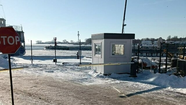 Сидели до 17 часов, кто-то пошёл искать ночлег: жители Балткосы всё ещё не могут вернуться домой из-за закрытого канала