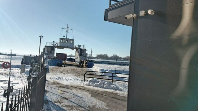 «Сидим в надежде, что мы всё же попадëм домой»: застрявшие в Балтийске жители косы — о закрытой переправе