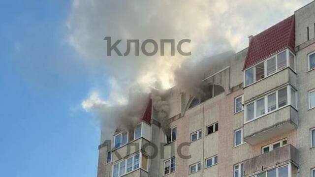 «Людей эвакуировали в домашнем»: в Калининграде в разгар морозов загорелись верхние этажи высотки на Дадаева (видео)