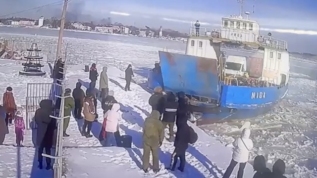 На Балткосу доставили продукты и людей, но проблема с паромом остаётся