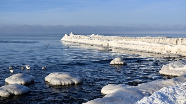 Застывший волнорез в Зеленоградске
