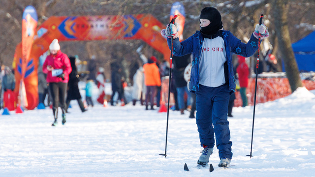 «Мы совсем не замерзли»: почти тысяча калининградцев поиграла в регби и волейбол на снегу в -18 градусов 