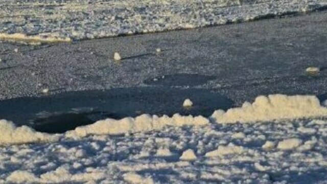 Балтийский лёд оказался ловушкой для гуляющих: в Пионерском есть провалившиеся под воду