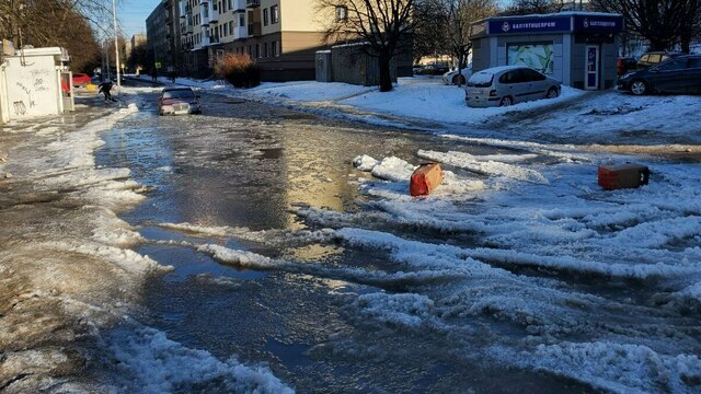 В Калининграде Mercedes застрял в ледяной воде после крупной аварии в районе Багратиона (фото, видео)